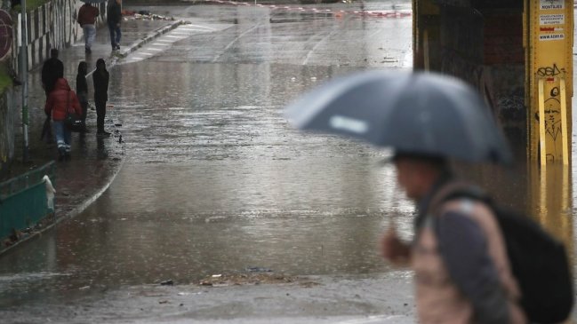   Lluvia en Santiago: Anegamientos en calles y evacuaciones en Baños Morales y Talagante 