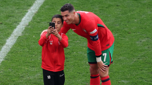   [VIDEO] Gran gesto: Cristiano se tomó una selfie con joven fan que saltó a la cancha en la Euro 