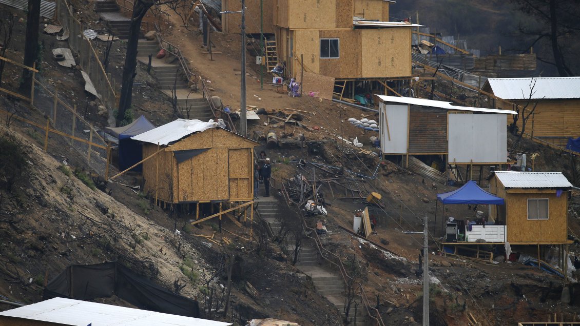 Quilpué: Casas afectadas por incendios forestales quedaron inhabitables en este sistema frontal