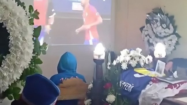 ¡Insólito! Hinchas vieron el debut La Roja por Copa América en medio de un velorio