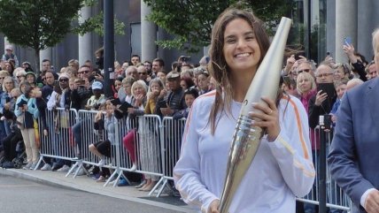   El paso de la chilena Manuela Urroz con la antorcha olímpica en Francia 