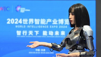   Robots humanoides y vehículos inteligentes brillaron en la Expo Tianjin 