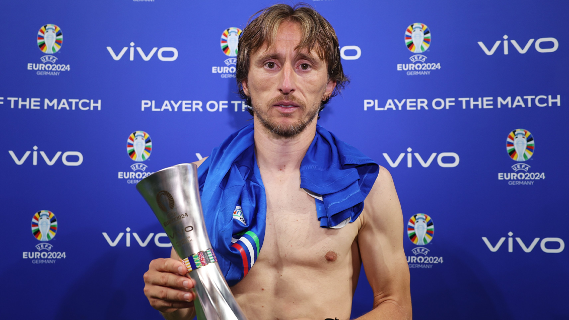 [VIDEO] El gesto viral de Modric al recibir el premio como mejor jugador entre Croacia e Italia