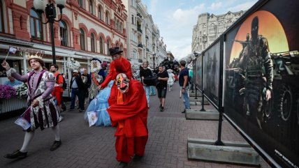  Artistas rusos realizaron procesión teatral por las calles de Moscú  