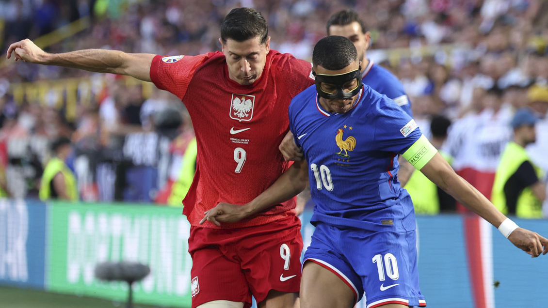 [VIDEO] Mbappé se quejó de dolor tras manotazo de Lewandowski