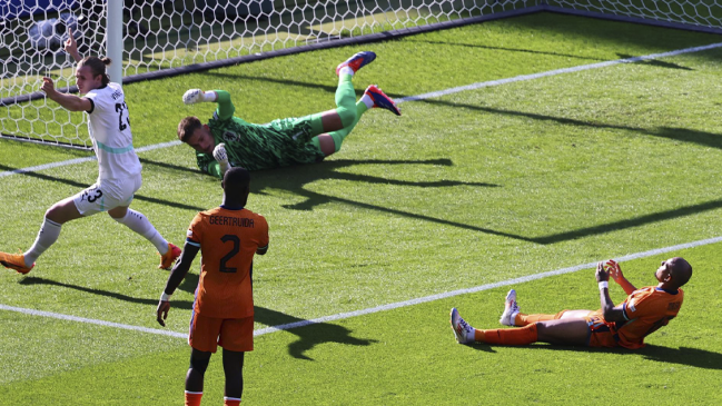 [VIDEO] El autogol de Malen adelantó tempranamente a Austria contra Países Bajos en la Euro