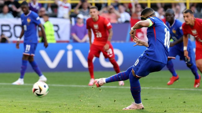   [VIDEO] Kylian Mbappé marcó su primer gol en la Euro y se quitó la máscara para celebrar 