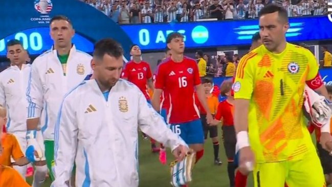   Bravo y Messi protagonizaron intensa charla antes del duelo en la Copa América 