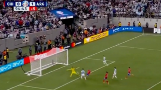   [VIDEO] Bravo estuvo extraordinario frente a Martínez y evitó el segundo gol de Argentina 