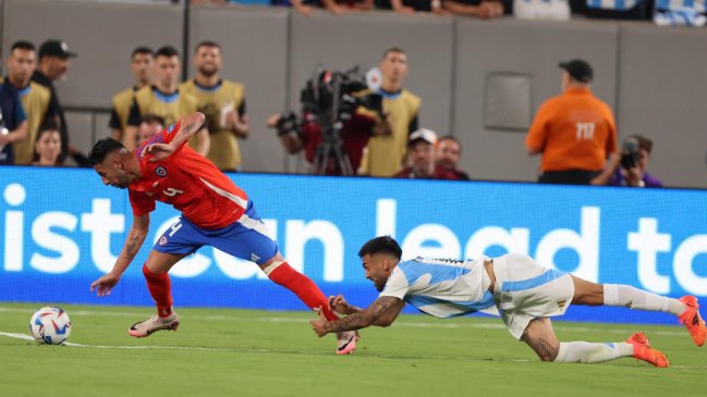 La imagen del partido: Nicolás González agarró del tobillo a Isla y ni siquiera fue amonestado