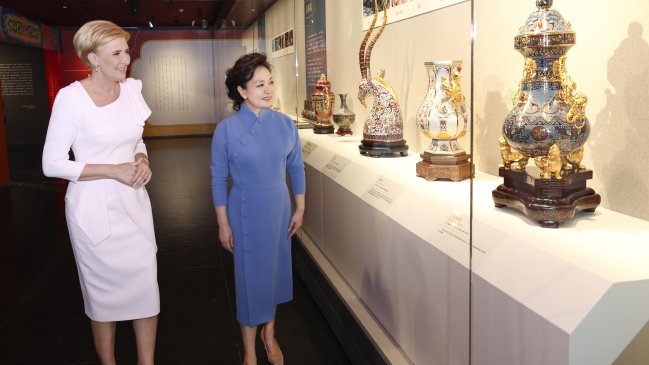   Primeras damas de China y Polonia estrechan lazos en cultural visita al teatro 