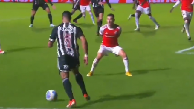  Charles Aránguiz sumó minutos en la caída de Inter de Porto Alegre ante Atlético Mineiro 