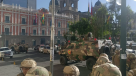 Una tanqueta entra a la fuerza por puertas de la sede de Gobierno en Bolivia