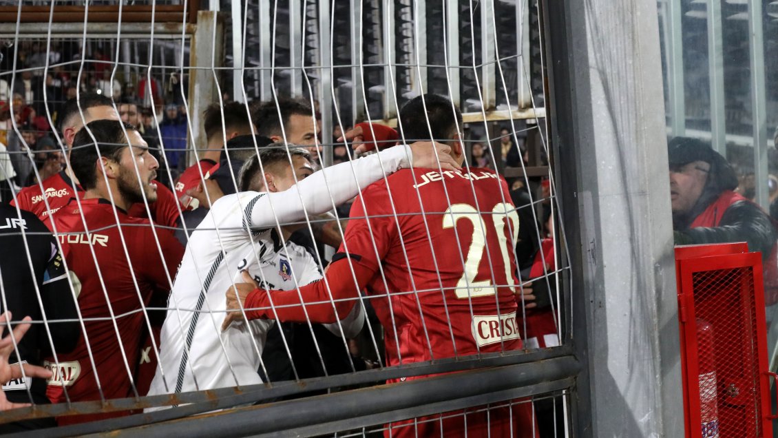 Jugador de Universitario fue detenido en suspendido duelo ante Colo Colo