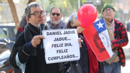  Banderas, globos y torta: Comunistas celebran cumpleaños de Jadue frente a Capitán Yáber 