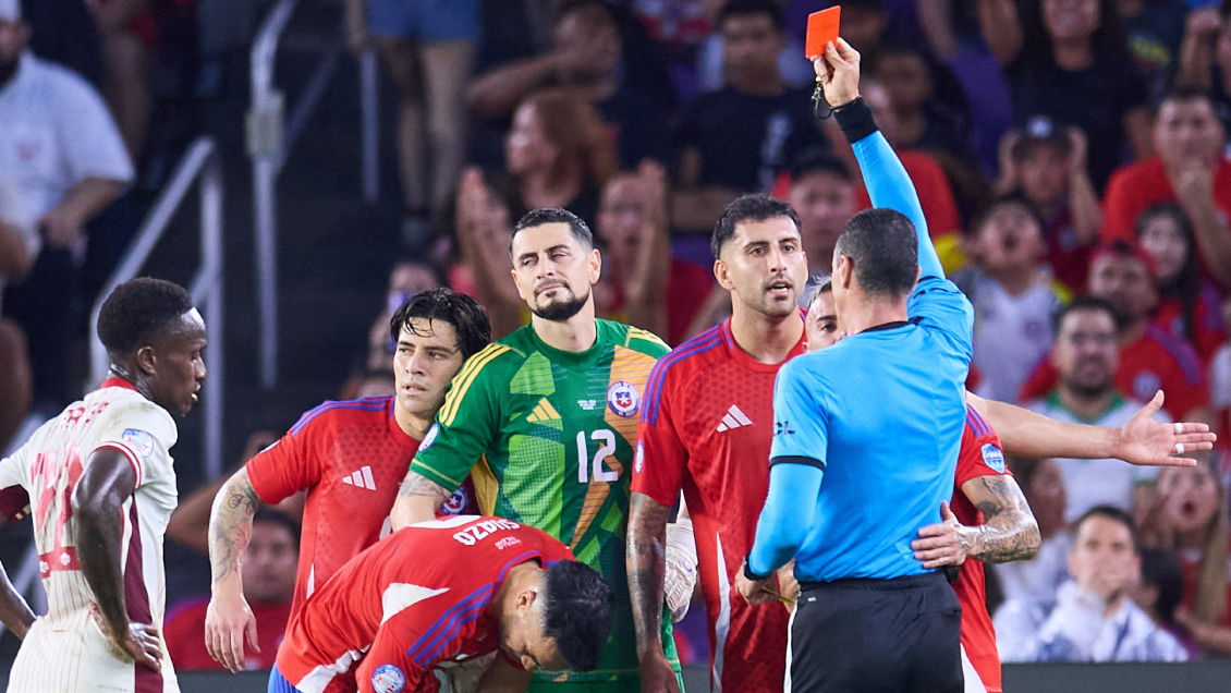 Wilmar Roldán se convirtió en tendencia por su arbitraje en choque de Chile contra Canadá