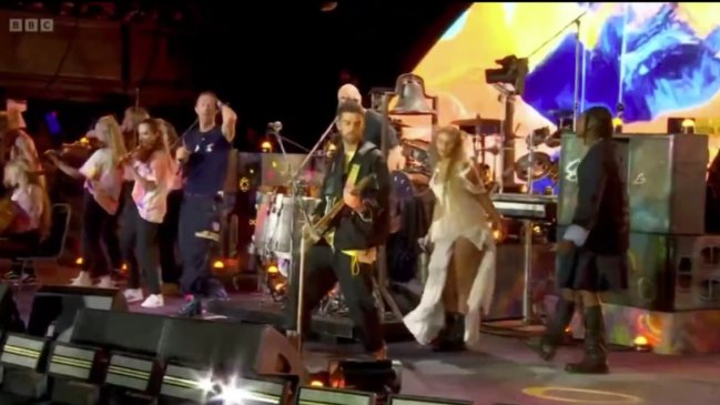   Coldplay tocó con la palestino-chilena Elyanna en Glastonbury 