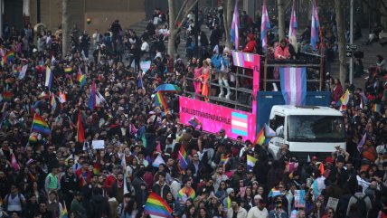  Miles de personas celebraron el desfile del Orgullo en Santiago 