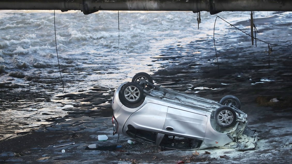 Borracho cayó con auto y acompañantes al Río Mapocho