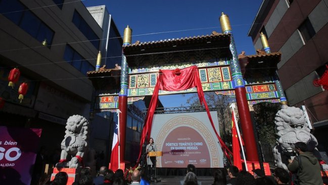   Barrio Meiggs: Inauguran pórtico chino que busca aumentar sensación de seguridad 