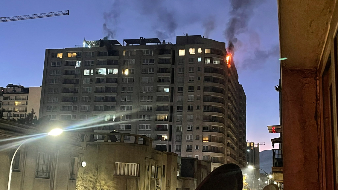 Incendio afectó a edificio en el centro de Santiago