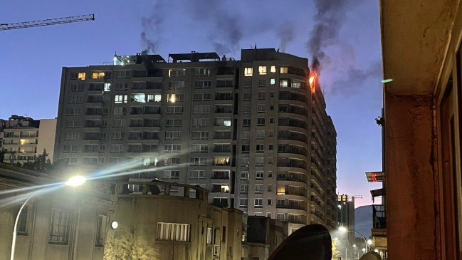   Incendio afectó a edificio en el centro de Santiago 