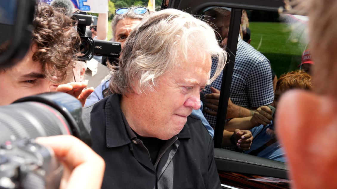 El gurú de Trump, Steve Bannon, ingresó a la cárcel para cumplir condena