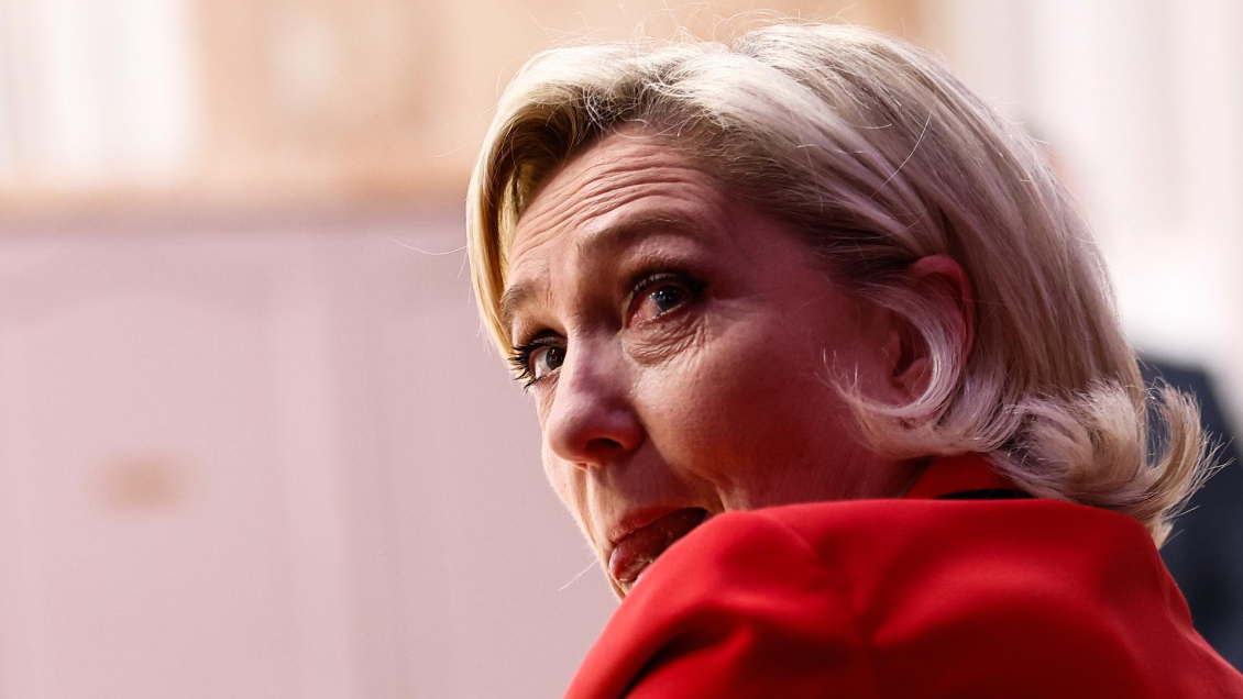 Le Pen acusó a Macron de preparar 