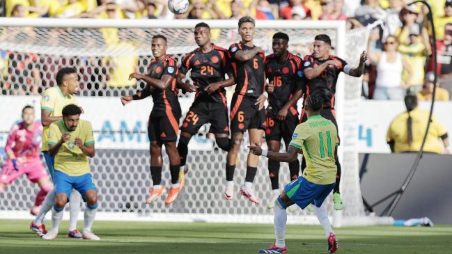   [VIDEO] ¡Al ángulo! El golazo de tiro libre de Raphinha para Brasil ante Colombia 