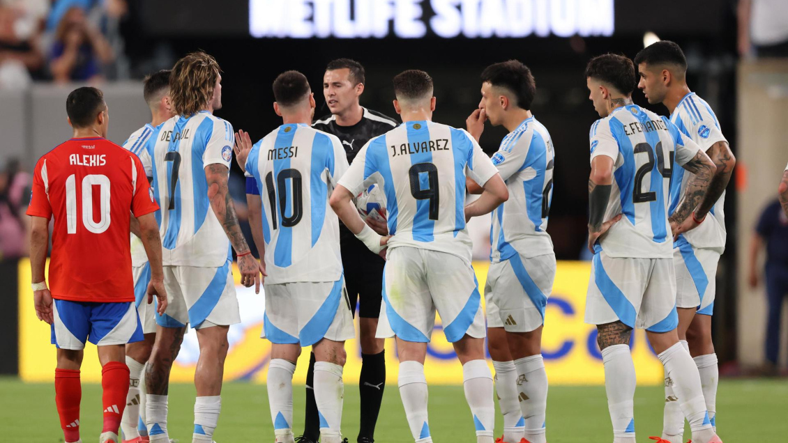 Árbitro que dirigió partido de Chile en Copa América fue designado para duelo de Argentina
