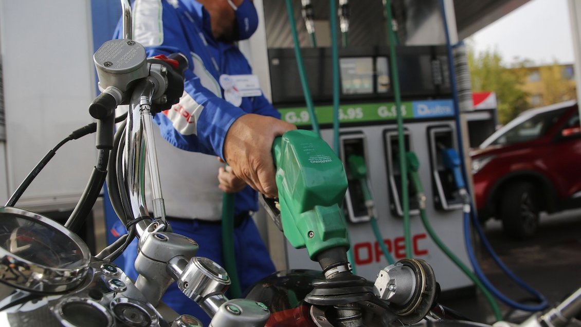 Baja el precio de las bencinas, sube el del diésel