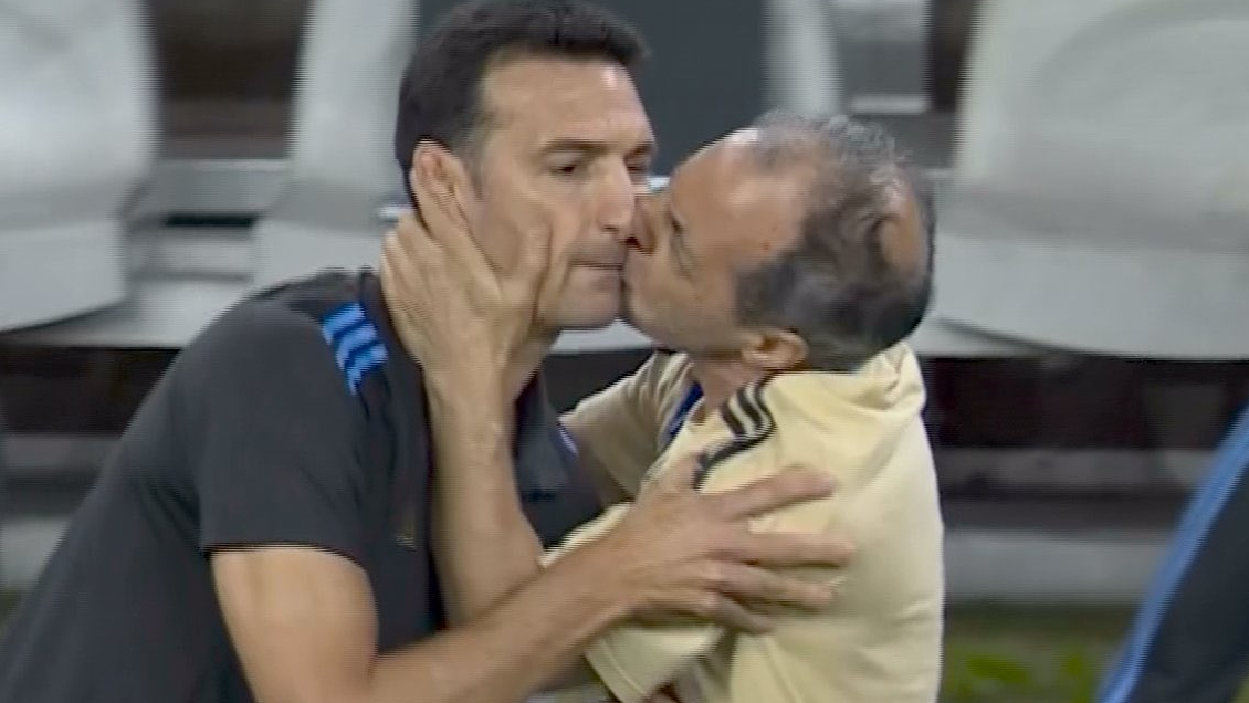 [VIDEO] Utilero de la selección argentina besó a Scaloni tras la victoria de Argentina