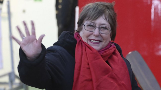   ¿Bachelet candidata? Subida en encuestas abre el debate en el oficialismo 