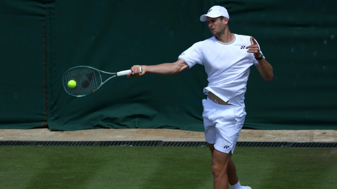 Hubert Hurkacz se retiró en Wimbledon por lesión en duelo con Arthur Fils