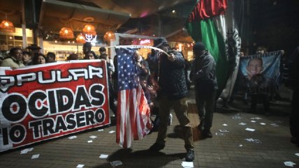   4 de julio: Manifestantes quemaron bandera de EEUU en Providencia 