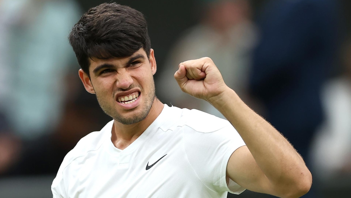 Carlos Alcaraz escapó a un complejo momento y venció a Tiafoe para avanzar en Wimbledon