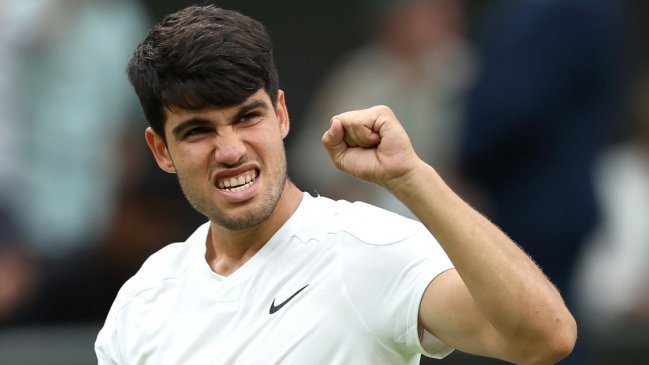 Carlos Alcaraz escapó a un complejo momento y venció a Tiafoe para avanzar en Wimbledon