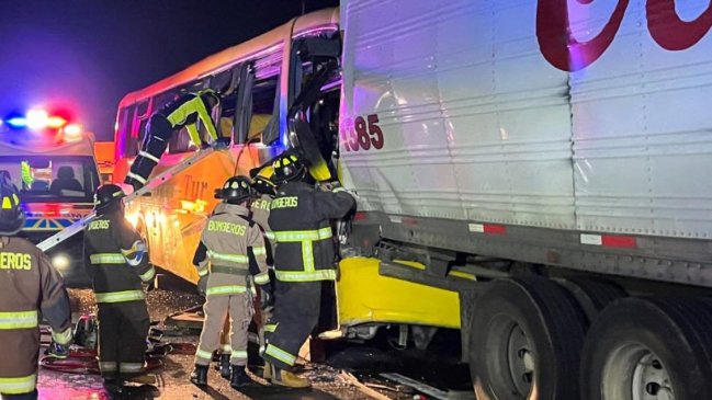   Chofer y auxiliar de un bus murieron tras colisionar con camión en Paine 