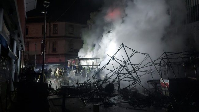  Incendio afectó a varios locales comerciales en Barrio Meiggs  