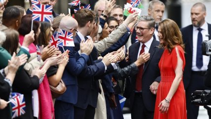  Entre vítores, el primer ministro Keir Starmer arribó a Downing Street  