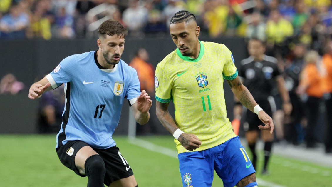 [VIDEO] Raphinha desperdició una ocasión para Brasil ante gran reacción de Rochet