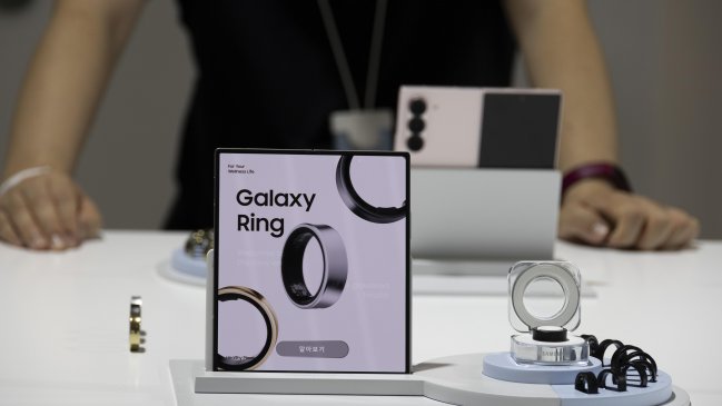   Samsung presentó un anillo inteligente y un reloj con guiños a Apple 