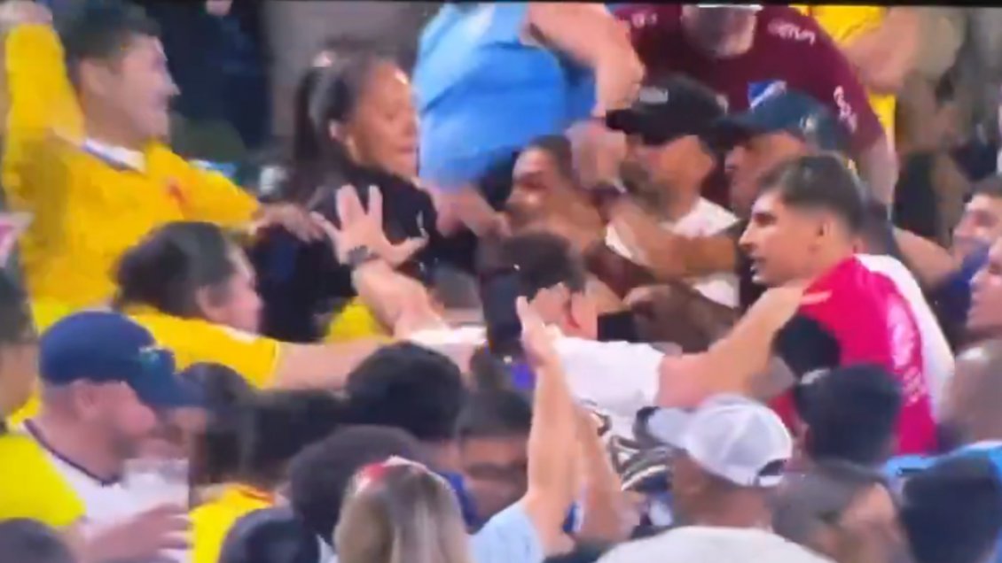 [VIDEO] El puñetazo en el rostro que recibió Darwin Núñez en trifulca con hinchas colombianos