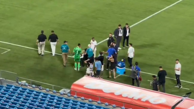 Mamá de seleccionado uruguayo se descompensó tras incidentes y fue atendida en la cancha