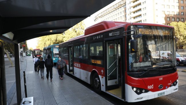  Gobierno desoye al panel de expertos y modera alza del transporte público en Santiago  