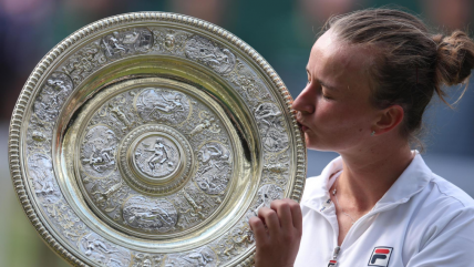   Krejcikova celebró por primera vez en Wimbledon y alzó su segundo Grand Slam 