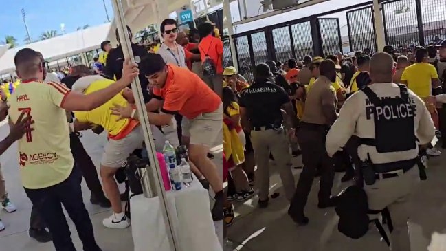  [VIDEO] Hinchas de Colombia se enfrentaron con la policía en Miami  
