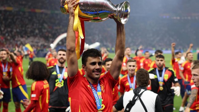   Rodri fue galardonado como el mejor jugador de la Euro 2024 