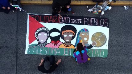  U. de Chile: Acto artístico por Palestina se tomó frontis de la Casa Central 