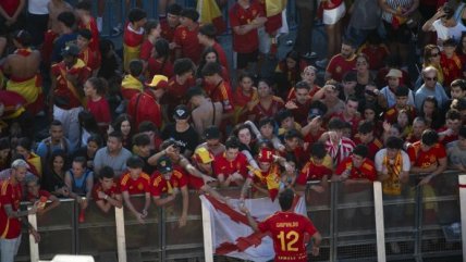   Miles de personas recibieron a la selección española en la Plaza de Cibeles 